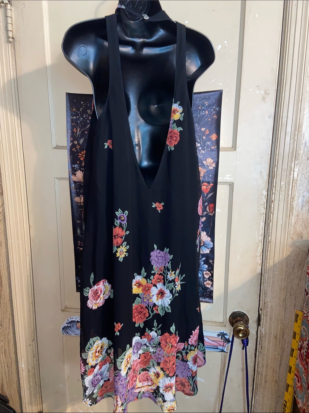 FLORAL BACKLESS BLACK DRESS Show Me Your Mumu - Picture 2 of 5